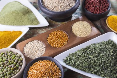 Tablo koleksiyonu olarak düzenlenen farklı süper gıdalar