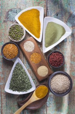 Tablo koleksiyonu olarak düzenlenen farklı süper gıdalar