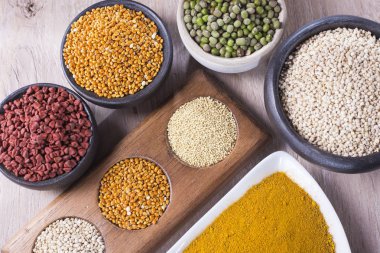 Tablo koleksiyonu olarak düzenlenen farklı süper gıdalar