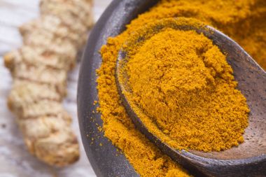 kase ahşap arka plan üzerinde zemin zerdeçal