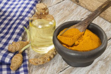 kase ahşap arka plan üzerinde zemin zerdeçal