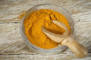 kase ahşap arka plan üzerinde zemin zerdeçal