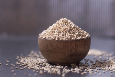 Quinoa Tahıl siyah arka plan üzerine ahşap kase