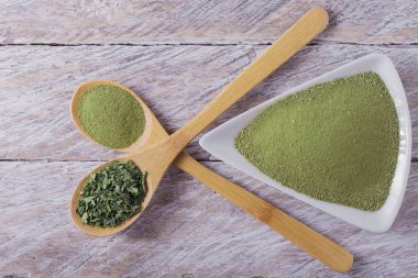 toz ve moringa bırakır kapta rustik ahşap arka plan üzerinde