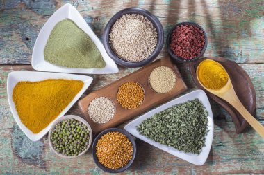 Tablo koleksiyonu olarak düzenlenen farklı süper gıdalar