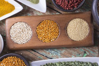 Tablo koleksiyonu olarak düzenlenen farklı süper gıdalar