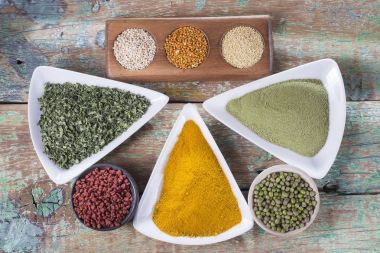 Tablo koleksiyonu olarak düzenlenen farklı süper gıdalar