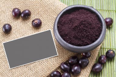 meyve ve acai toz kase ahşap arka plan üzerinde