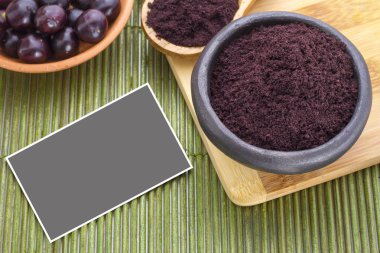 meyve ve acai toz kase ahşap arka plan üzerinde