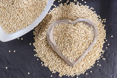 Quinoa Tahıl kaşık ve siyah arka plan üzerine kase