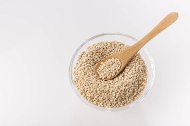 Quinoa Tahıl beyaz arka plan üzerinde Chenopodium quinoa izole kase