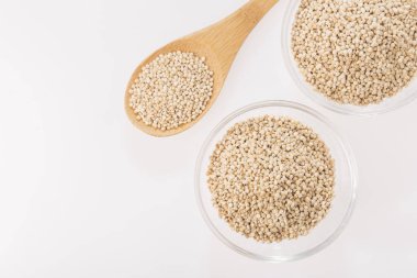 Quinoa Tahıl beyaz arka plan üzerinde Chenopodium quinoa izole kase