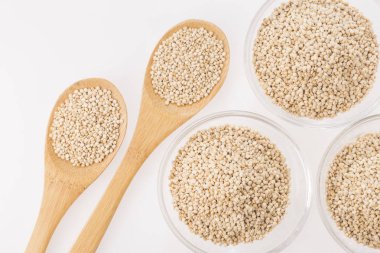 Quinoa Tahıl beyaz arka plan üzerinde Chenopodium quinoa izole kase