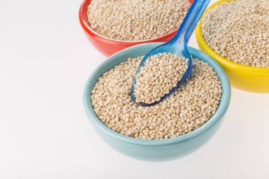 Quinoa Tahıl beyaz arka plan üzerinde Chenopodium quinoa izole kase