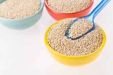 Quinoa Tahıl beyaz arka plan üzerinde Chenopodium quinoa izole kase