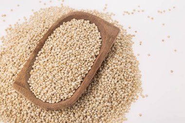 Quinoa Tahıl beyaz arka plan üzerinde Chenopodium quinoa izole kase