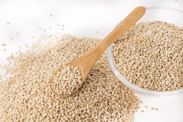 Granos de quinua en cuenco aislados sobre fondo blanco, quinua Chenopodium — Foto de Stock