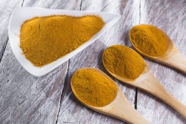 ahşap masa, curcuma longa ıslak zeminde zerdeçal tozu