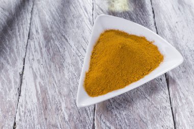 ahşap masa, curcuma longa ıslak zeminde zerdeçal tozu