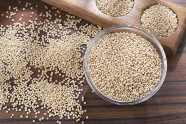 Quinoa fasulye kase rustik ahşap zemin üzerine