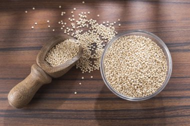 Quinoa fasulye kase rustik ahşap zemin üzerine