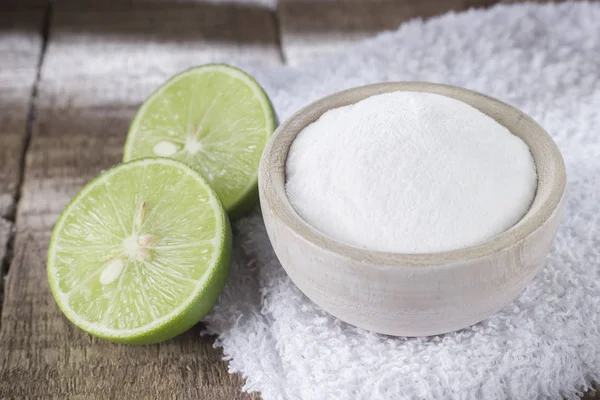 Du bicarbonate de soude et du citron sur une table en bois — Photo