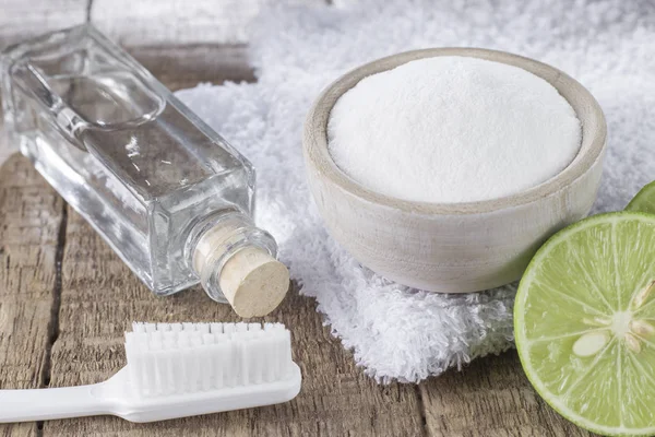 Bicarbonato de sodio y limón sobre mesa de madera — Foto de Stock