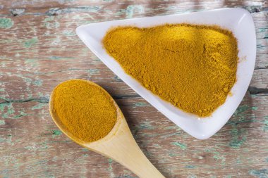 ahşap masa, curcuma longa ıslak zeminde zerdeçal tozu