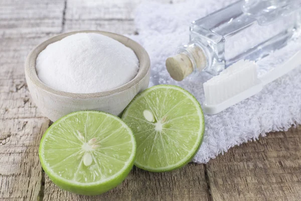 Bicarbonato de sodio y limón sobre mesa de madera — Foto de Stock