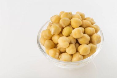 Beyaz arka plan üzerinde izole kase nohut tahıl (Cicer arietinum)