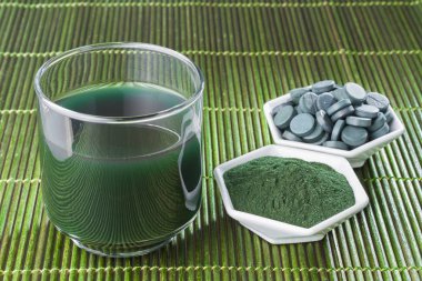 toz, tabletler ve spirulina infüzyonu