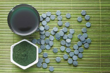toz, tabletler ve spirulina infüzyonu