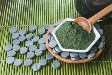 toz, tabletler ve spirulina infüzyonu