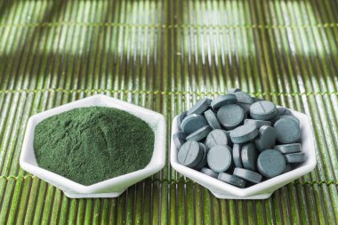 toz, tabletler ve spirulina infüzyonu