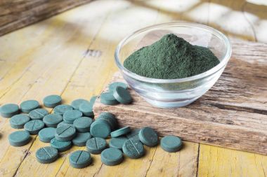 toz, tabletler ve spirulina infüzyonu
