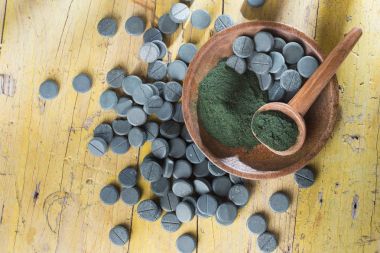 toz, tabletler ve spirulina infüzyonu