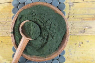 toz, tabletler ve spirulina infüzyonu