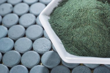 toz, tabletler ve spirulina infüzyonu