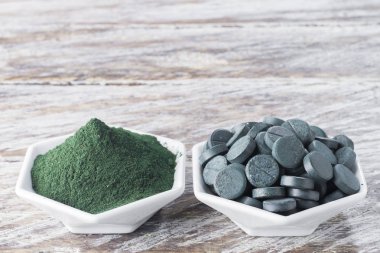 toz, tabletler ve spirulina infüzyonu