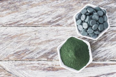 toz, tabletler ve spirulina infüzyonu