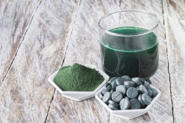 toz, tabletler ve spirulina infüzyonu