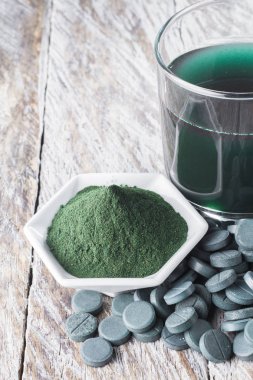 toz, tabletler ve spirulina infüzyonu