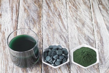 toz, tabletler ve spirulina infüzyonu