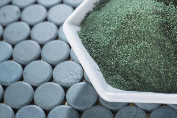 toz, tabletler ve spirulina infüzyonu