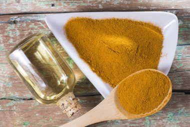 ahşap masa, curcuma longa ıslak zeminde zerdeçal tozu