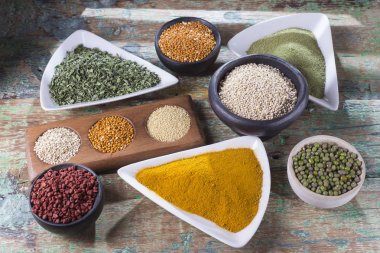 Tablo koleksiyonu olarak düzenlenen farklı süper gıdalar