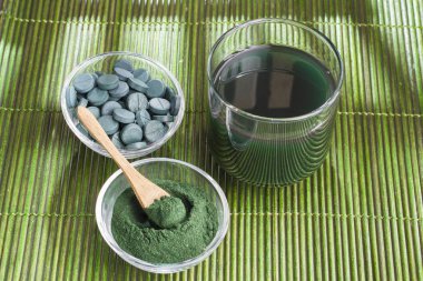 toz, tabletler ve spirulina infüzyonu
