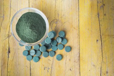 toz, tabletler ve spirulina infüzyonu