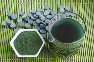 toz, tabletler ve spirulina infüzyonu