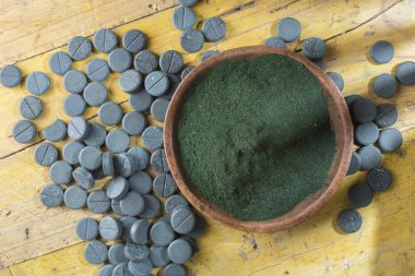 toz, tabletler ve spirulina infüzyonu